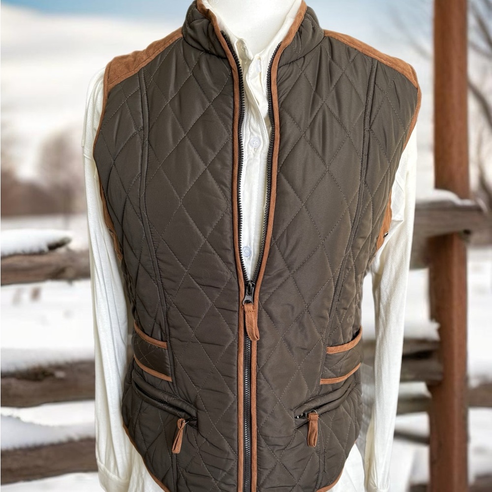entro Preowned women’s quilted sleeveless vest - size  M. Excellent condition